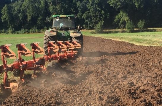 Pflügen als Vorbereitung für die Zwischenfrucht Biogasanlage